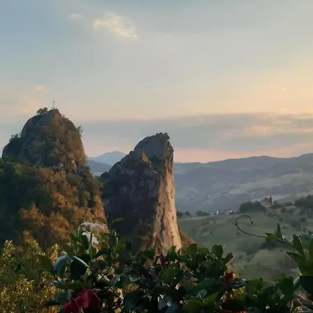 Casa Del Viandante Borgo Dei Sassi Di Roccamalatina ホステル *