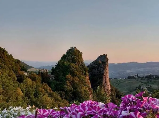 Vandrarhem Casa Del Viandante Borgo Dei Sassi Di Roccamalatina
